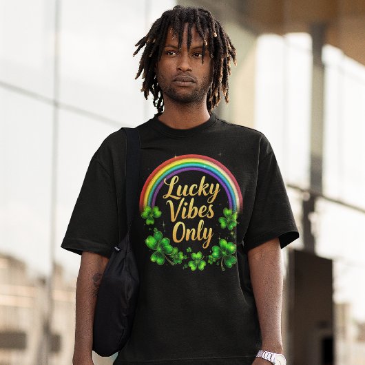 Rainbow Lucky Vibes nur Kleeblatt irisch auf schwa T-Shirt