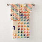 Rainbow Mid Century Modern Pattern Monogram Badhandtuch Set (Insitu)
