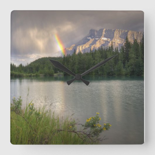 Rainbow & Mountains, Alberta Kanada Quadratische Wanduhr (Vorderseite)