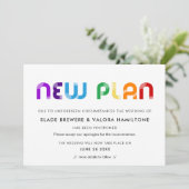 Rainbow Neuer Plan aufgeschoben Hochzeitkarte Einladung (Stehend Vorderseite)