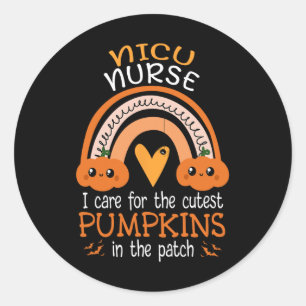 Rainbow NICU Nurse Niedliche Pumpkins in Patch Ha Runder Aufkleber
