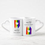 Rainbow Paint Strokes Herz Mrs. Liebestassen<br><div class="desc">Niedliche Paare Tasse für ein verheiratetes Paar mit MRS.,  Regenbogenfarben Striche und weiße Herzen. Lesbische verheiratete Paar Tasse personalisiert mit Ihren Namen. Rainbow Pärchen Tasse mit mrs & mrs und Ihren Namen.</div>