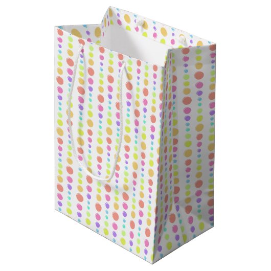 Rainbow Pastel Dots Muster Mittlere Geschenktüte (Vorderseite Schrägansicht)