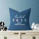 Rainbow Pastell niedlich Kid Birth Year Limited Ed Kissen<br><div class="desc">Wir stellen Ihnen unsere bezaubernden Niedlichen Kids Birth Year Limited Edition Rainbow Pastel Throw Kissen vor! Dieses moderne und unterhaltsame Kissen ist die perfekte Ergänzung zu jedem Kinderzimmer oder Spielplatz, da es ein farbenfroh gestaltetes Regenbogen in Pastelltönen bietet, das jeden Raum erhellt. Aber was dieses Kissen wirklich besonders macht, ist...</div>
