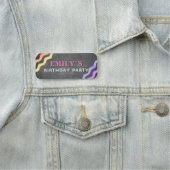 Rainbow Pink Waves Chalkboard Kid's Birthday Party Namensschild (Beispiel)