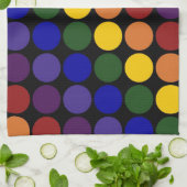 Rainbow Polka Dots auf Schwarz Handtuch (Gefaltet)