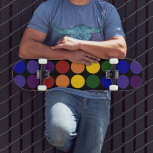 Rainbow Polka Dots auf Schwarz Skateboard