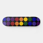 Rainbow Polka Dots auf Schwarz Skateboard (Horizontal)