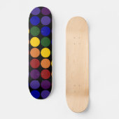 Rainbow Polka Dots auf Schwarz Skateboard (Vorderseite)
