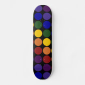 Rainbow Polka Dots auf Schwarz Skateboard (Vorderseite)
