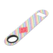 Rainbow Polka Dots Monogramm Speed Flaschenöffner (Rückseite Schrägansicht)