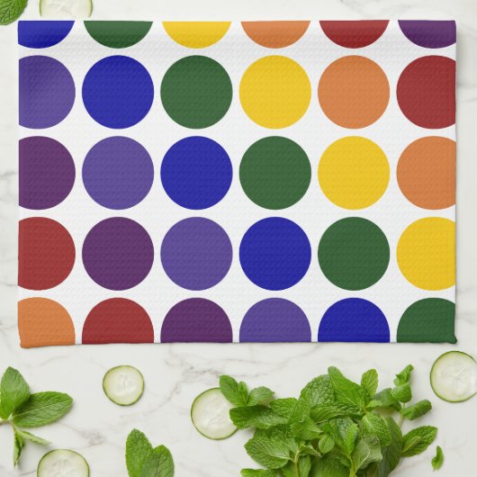 Rainbow Polka Dots on White Handtuch (Gefaltet)