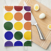 Rainbow Polka Dots on White Handtuch (Viertel Falte)