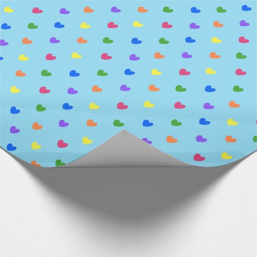Rainbow-Polka-Herzen auf Babyblau Geschenkpapier (Ecke)