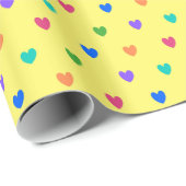 Rainbow-Polka-Herzen auf Gelb Geschenkpapier (Rolleneckpunkt)
