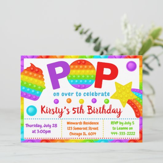 Rainbow Pop It Fidget Toy Birthday Party Einladung (Stehend Vorderseite)