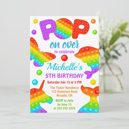 Rainbow Pop It Fidget Toy Birthday Party Einladung (Stehend Vorderseite)