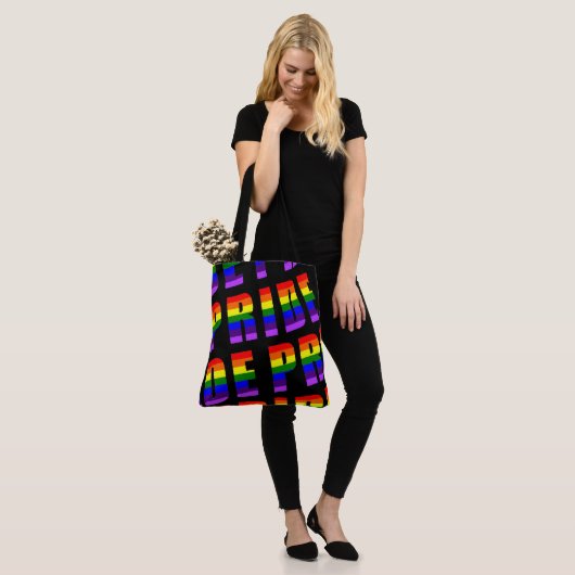 Rainbow Pride Text Art auf benutzerdefinierter sch Tasche (Am Model)