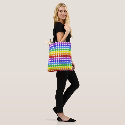 Rainbow-Punkte-Kreise farbenfroh auf weißen Afridr Tasche (Am Model)