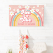 Rainbow Retro Five ist ein Vibe Groovy 5. Geburtst Banner (Insitu)