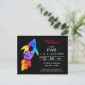 Rainbow Rocket Ship Weltraum Geburtstagsparty Einladungspostkarte (Stehend Vorderseite)