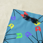 Rainbow Safety Button Beach Handtuch (Beispiel)