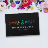 Rainbow Script Black Mrs & Mrs. Lesbian Wedding Gästebuch