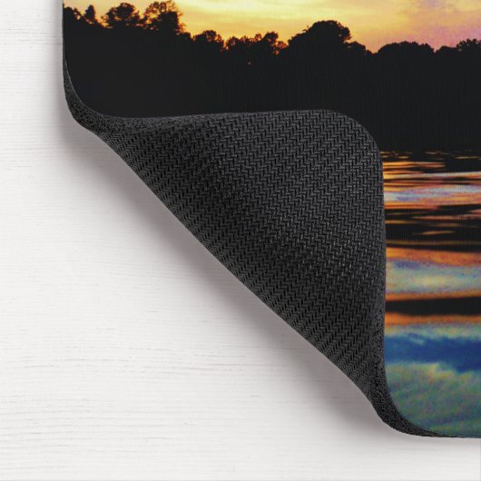Rainbow-Sonnenuntergang auf dem Bergsee Mousepad (Ecke)