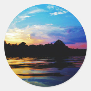 Rainbow-Sonnenuntergang auf dem Bergsee Runder Aufkleber