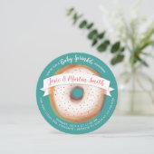 Rainbow Sprinkles Donut Baby Shower Sprinkle Einladung (Stehend Vorderseite)