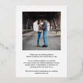 Rainbow Squiggle Moderne Hochzeit retten Datum Folieneinladung (Rückseite)