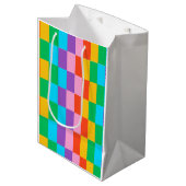 Rainbow Steps Blocks Gift Bag - farbig kühl Mittlere Geschenktüte (Vorderseite Schrägansicht)
