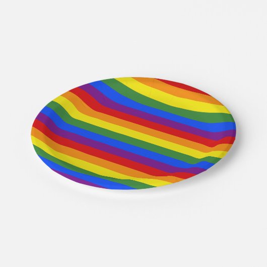 Rainbow Stripe Muster Pride Party Pappteller (Schrägansicht)