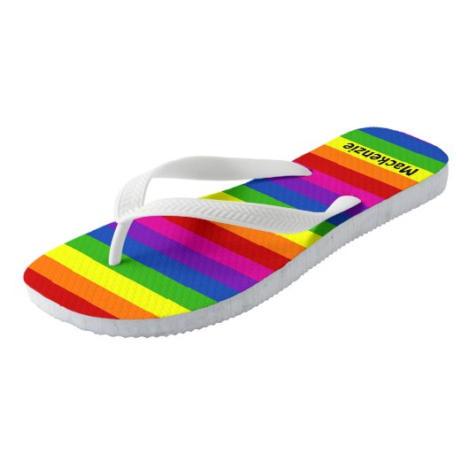 Rainbow Stripter Monogramm Niedlicher Gay Pride Badesandalen (Schrägansicht)