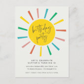 Rainbow Sun Script Kindergeburtstag Party Einladungspostkarte (Vorderseite)