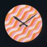 Rainbow Swirl Pink Orange Abstrakt Retro Sunshine Runde Wanduhr<br><div class="desc">Abstrakte Retrolinien - Abstrakter Regenbogen in Beige, Rosa und Orange.</div>
