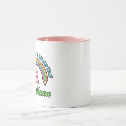 Rainbow Teach-Liebe Inspiriert Monogramm Tasse (Zentrum)