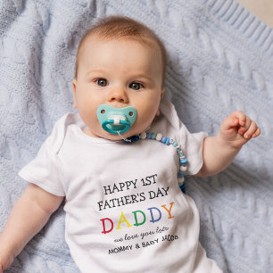 Rainbow Typografie "Daddy" Erster Vatertag Baby Strampler