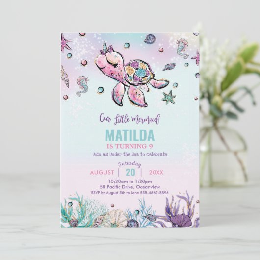 Rainbow Under Sea Turtle Coral Birthday Party Einladung (Stehend Vorderseite)