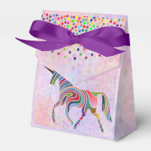 Rainbow Unicorn und Confetti am rosa Geburtstag