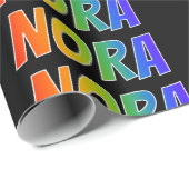 Rainbow Vorname "NORA"; Fun & Colorful Geschenkpapier (Rolleneckpunkt)