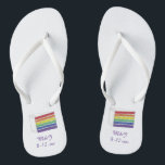 Rainbow Wedding Cake Slice Gay Pride Monat LGBTQ Badesandalen<br><div class="desc">Flip Flops bieten eine originale Marker-Abbildung eines Stücks von Regenbogeneichen. Einfach mit Ihren Namen für eine lustige Gastgeschenk Hochzeit personalisieren! Dieses Design ist auch auf anderen Produkten erhältlich. Sehen Sie nicht,  wonach Sie suchen? Kontaktieren Sie Rebecca,  um etwas für Sie entworfen zu haben.</div>