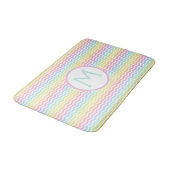 Rainbow Zickzack Pastell Monogramm Badematte (Schrägansicht)