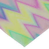Rainbow Zigzags Tischdecke (Schrägansicht)