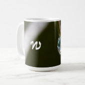 Raindrop auf der Spitze des Leaf mit Monogramm Fot Kaffeetasse (Vorderseite Links)