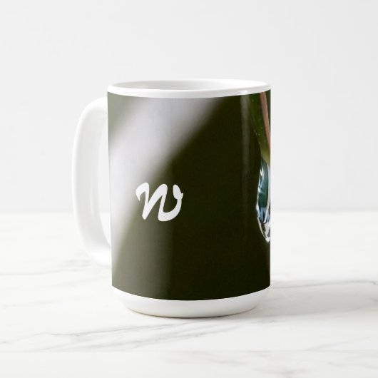 Raindrop auf der Spitze des Leaf mit Monogramm Fot Kaffeetasse (Vorderseite Links)