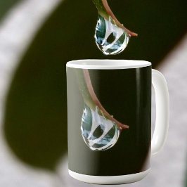 Raindrop auf der Spitze des Leaf mit Monogramm Fot Kaffeetasse