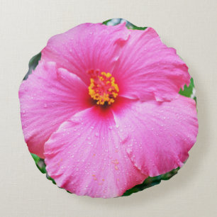 "Raindrop Petals: Pink Hibiskus in Gentle Shower" Rundes Kissen