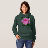 "Raindrop Petals: Rosa Hibiskus in einer sanften D Hoodie (Vorne ganz)