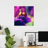 Raindrops auf der Lila Blume Petal Macro Abstrakt Poster (Heimbüro)